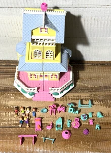 Vintage 1995 Polly Pocket Pollyville Pop Up Party Clubhaus mit Puppen/Zubehör - Bild 1 von 13