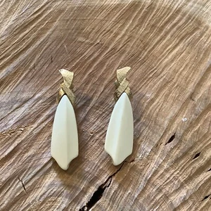 Vintage 80s Trifari Ivory gold dangle plastic pierced ear rings new wave  2" - Picture 1 of 6