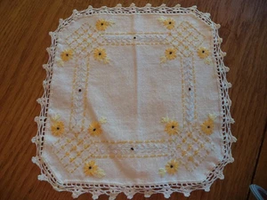 VINTAGE ALTE STICKEREI KOMMODE SCHAL GELB GÄNSEBLÜMCHEN WIE BLUMEN 9,5" QUADRATISCHES DECKCHEN - Bild 1 von 7