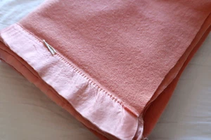 Vintage Cannon Leaksville USA rosa Wolldecke Satinbindung ~ 64"X80" EUC! - Bild 1 von 9