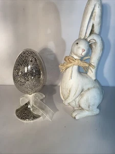 Pier 1 EASTER Pedestal Vidrio Huevo 9.5” Y Pier 1 Cerámica Conejo de Pascua Lote de 15” - Imagen 1 de 9