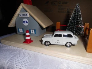 RÄUCHERHAUS MIT PKW MODEL TRABANT 500 KOMBI  LPG 1. Mai - Bild 1 von 2