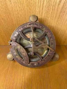 Lote de 5 relojes de sol antiguos de latón brújula artículo de regalo náutico del oeste de Londres - Imagen 1 de 3