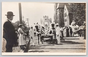 Postkarte RPPC Männer weiße Anzüge Fedora führendes Mädchen auf Pferd gezogen Float Parade - Bild 1 von 4