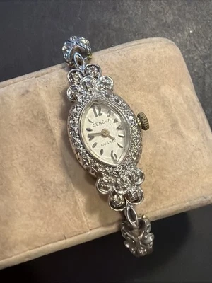 W66 Vintage Genebra Quartzo Genuíno Diamantes Moldura-Banda Relógio Feminino Não Testado Como Está - Imagem 1 de 4