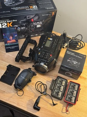 Blackmagic URSA Mini Pro 12K / PL+EF, dorado + montaje en V, jaula, medios, resolver, más Foto 1 de 4
