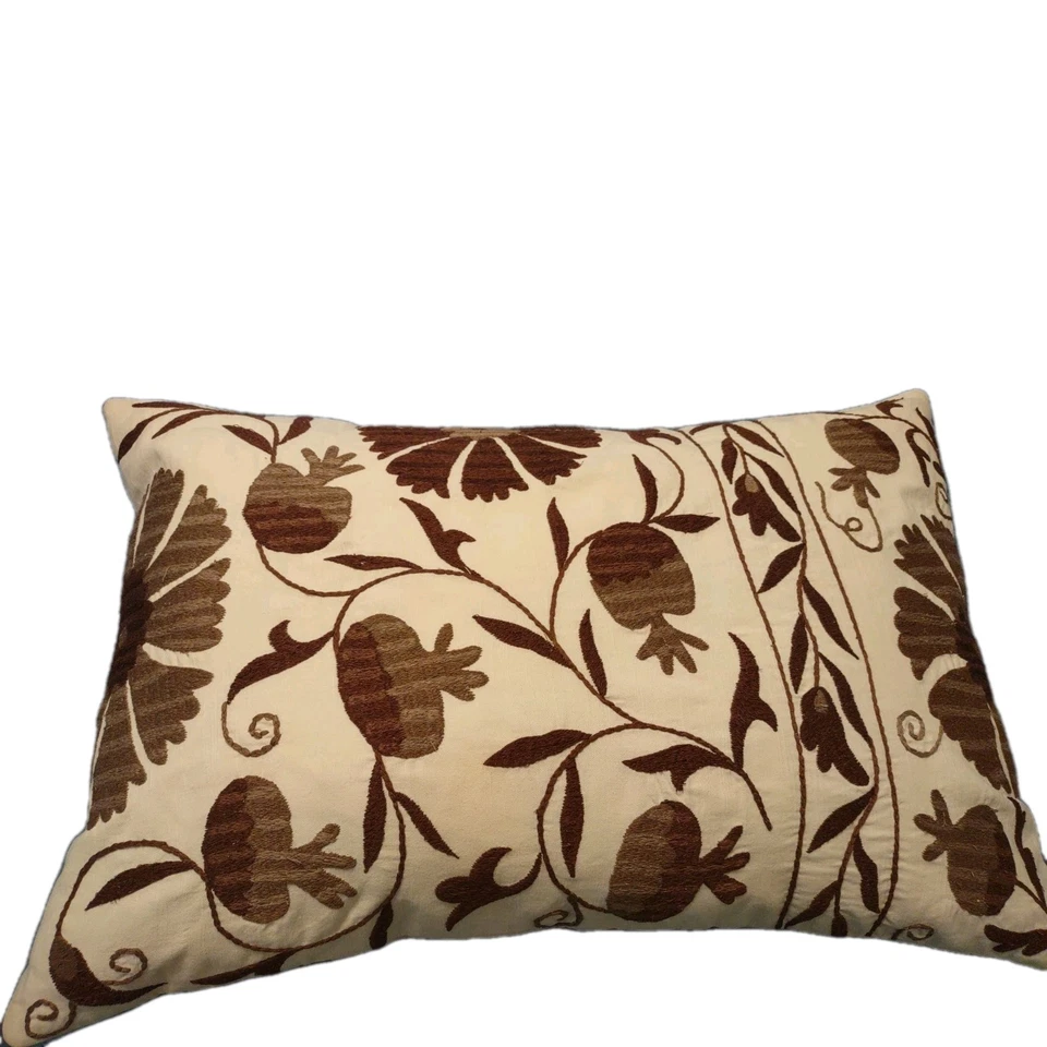 Travesseiro lombar bordado Pottery Barn Montrose Suzani ~ 20 x 30 ~ Marrom - Imagem 1 de 4