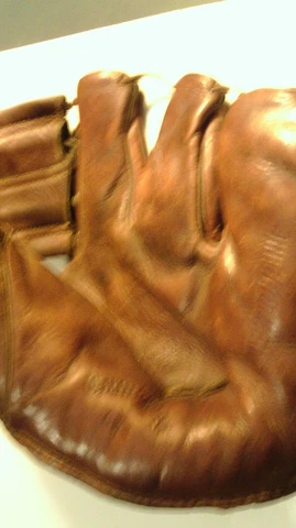 Vintage 1950's Gene Woodling NY Yankees Cambridge Model GW4- 3 Finger BB Glove Cover