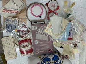 Weiße Kunstleder Tasche Aufbewahrung mit Kreuzstich Stoff und Zahnseide Box, Creolen - Bild 1 von 24