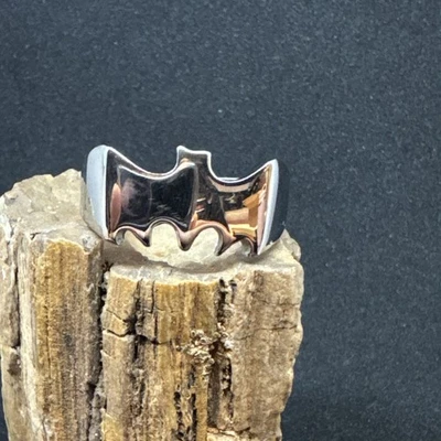 Anillo de acero inoxidable con diseño de murciélago 12 mm de ancho de cara 5 mm de ancho de banda Foto 1 de 4