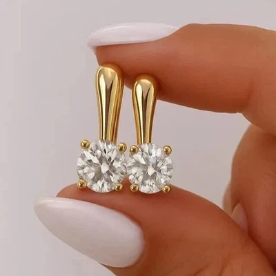 2.5 克拉圆形实验室制造钻石 Huggie 环状耳环 14K 镀黄金 — 第 1/4 张图片