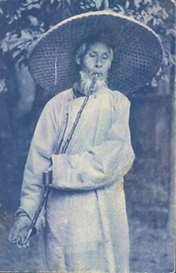 CHINA Misión Francesa Retrato Fumador Chino Años 1920 PC - Imagen 1 de 2