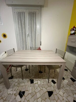 Tavolo allungabile con 4 sedie impilabili  - Immagine 1 di 4