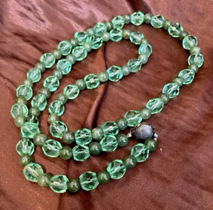 VINTAGE FACETED GREEN CZECH CRYSTAL AND JADE NECKLACE 39CM - Picture 1 of 5