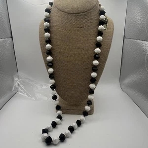 "Collar de cuentas Lucite genuino vintage blanco y negro, etiqueta original de 28""" - Imagen 1 de 4