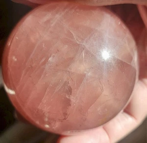 Rosenquarz Kugel aus der White Elephant Mine, Pringle, SD. 1 Pfund 3,6 Unzen, ~70 mm - Bild 1 von 7