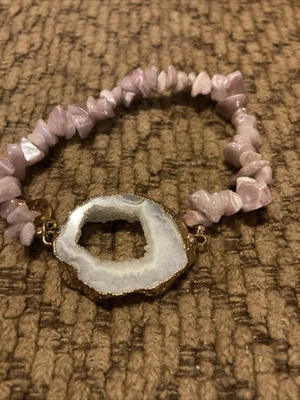 Pulseira elástica Kinsley Armelle coleção ágata roxa e dourada boho terroso - Imagem 1 de 4