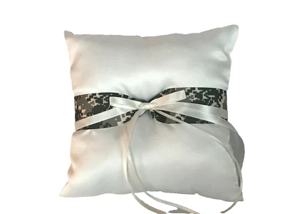 Wedding Ivory Satin Ring Pillow, Well-Suited Green Camouflage - Imagem 1 de 4