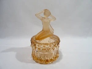 ANCIENNE BONBONNIERE EN VERRE AMBRE DECOR FEMME PERSONNAGE ART DECO CANDY DISH - Foto 1 di 10