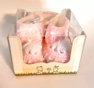 Vintage goldgestrickte handgefertigte rosa & weiße Babyschuhe mit Krankenhauskarte neu aus altem Lagerbestand Korea - Bild 1 von 9