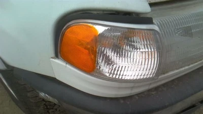 Passenger Corner/Park Light Fender Mounted Fits 98-00 MAZDA B-2500 30631481 — 第 1/4 张图片