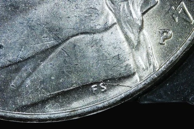 2004 P Jefferson nickel error. Obverse die crack - Image 1 of 4