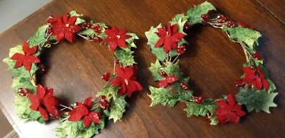 Conjunto de 2 enfeites de coroa de flores Raz importados verde, poinsettas, joias vermelhas de azevinho 6"+ - Imagem 1 de 4