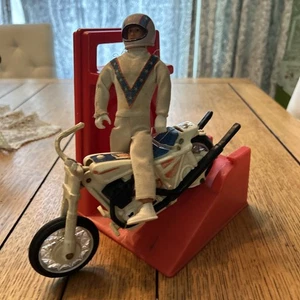Bambola vintage 1973 Evel Knievel Stunt Cycle con casco - Foto 1 di 10