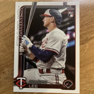 Juego de fábrica Topps 2025 variación de imagen - Brooks Lee #317 (RC) - gemelos - Imagen 1 de 2