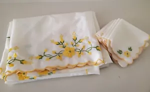 Vintage Embroidered Tabelcloth And Napkin Set - Picture 1 of 13