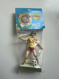 Estatuilla de plástico de jugador de fútbol costero de colección adorno de pastel amarillo deportes nueva - Imagen 1 de 4