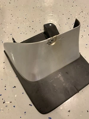 Оригинальный серебристый задний левый брызговик со стороны водителя для Lexus GX470 2003-2009 годов выпуска - Изображение 1 из 3