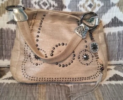 Bolso de hombro Franco Sarto dorado/bronceado de lona, tachuelas plateadas, llavero, boho  Foto 1 de 4