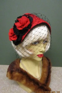 1940S LADIES RED &BLACK BRIDGE HAT WITH BLACK & RED FELT FLOWERS & FACE NET   - Picture 1 of 4