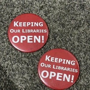 2 botones abiertos Keeping Our Libraries rojo grande vintage pinback defensa coleccionable - Imagen 1 de 4