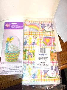 DESIGNWARE OSTERN 54" x 96" PAPIER TISCHDECKE + WILTON 12 CUPCAKE VERPACKUNGEN NOS - Bild 1 von 13