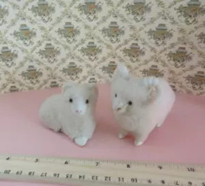 Fuzzy weiße Kidskin Widder (2) Miniatur Tierfiguren größte 2-3/4" groß - Bild 1 von 5