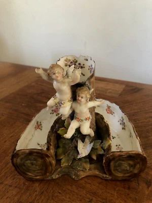 CHARMANTE ANCIENNE BOUQUETIÈRE EN PORCELAINE " ANGELOTS, COLOMBE  " A IDENTIF. - Photo 1/4