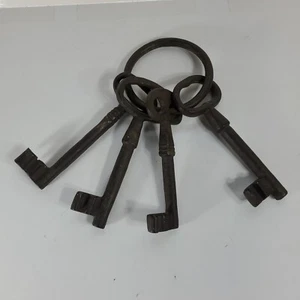 Cast Iron Skeleton Keys Ring Home Decor Rustic Country Farmhouse Jailers Keys - Picture 1 of 20