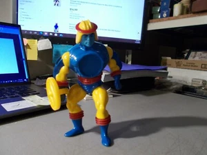 1984 HE-MAN MOTU MASTERS OF THE UNIVERSE SY-KLONE WITH SHIELD - Picture 1 of 9