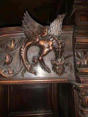 Antiguo armario figurativo tallado renacentista caras de diablo dragones grifos Foto 1 de 4