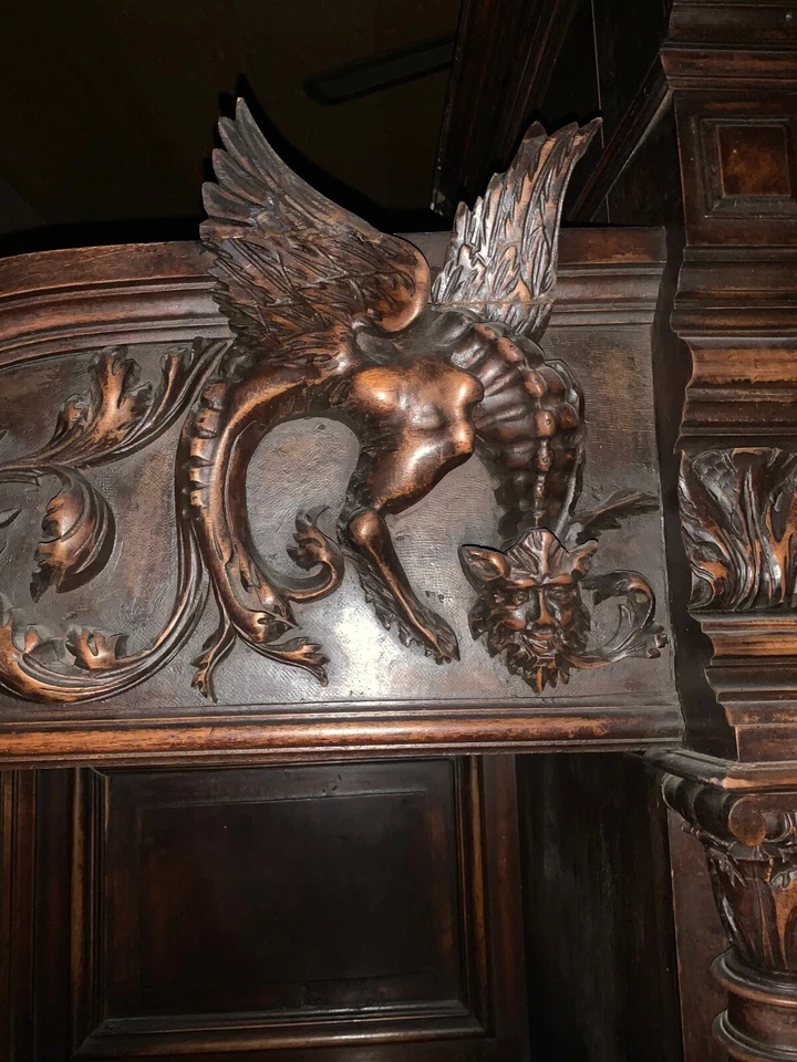Armário figurativo esculpido renascentista antigo armário rostos diabos dragões grifos - Imagem 1 de 1