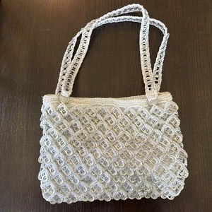 Bolso de hombro de ganchillo blanco tejido con lengüeta superior con lata de refresco reciclado - Imagen 1 de 22