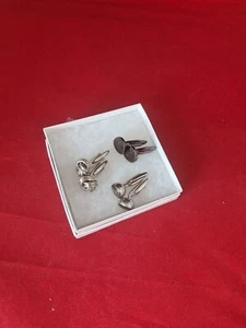 Juego de 3 juegos de gemelos en forma de nudo plateado en caja palos de engranajes negro moteado - Imagen 1 de 3