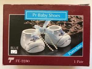 De Colección Victoria Colección Bota Bebé Zapatos Blanco Azul Adorno Porcelana NUEVO 1992 - Imagen 1 de 2