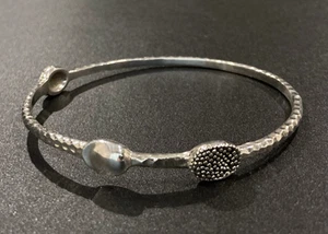 Brazalete Michael Dawkins Sterling Orgánico Martillado y Punto Caviar 14.9g S/M - Imagen 1 de 5