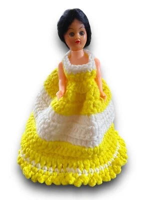 "Cubierta de papel higiénico de ganchillo muñeca vintage antigua amarilla retro baño 8"" MCM" Foto 1 de 4