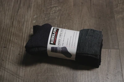 Paquete de 4 calcetines Kirkland Signature de lana merino púrpura para dama Foto 1 de 4