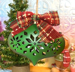 Rustikaler grüner Metall Christbaumschmuck Schneeflocke Ausschnitte & karierte Schleife U16d - Bild 1 von 6