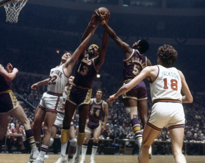 DAVE DEBUSSCHERE WILT CHAMBERLAIN 8 X 10 照片纽约刀湖人队篮球 — 第 1/1 张图片